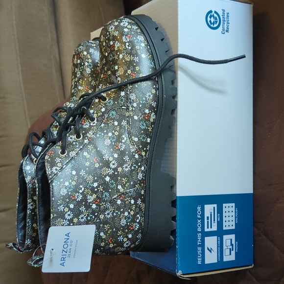 NWT Arizona Women's Falcon Black Multicolor Flat Heel Boots - Picture 4 of 7